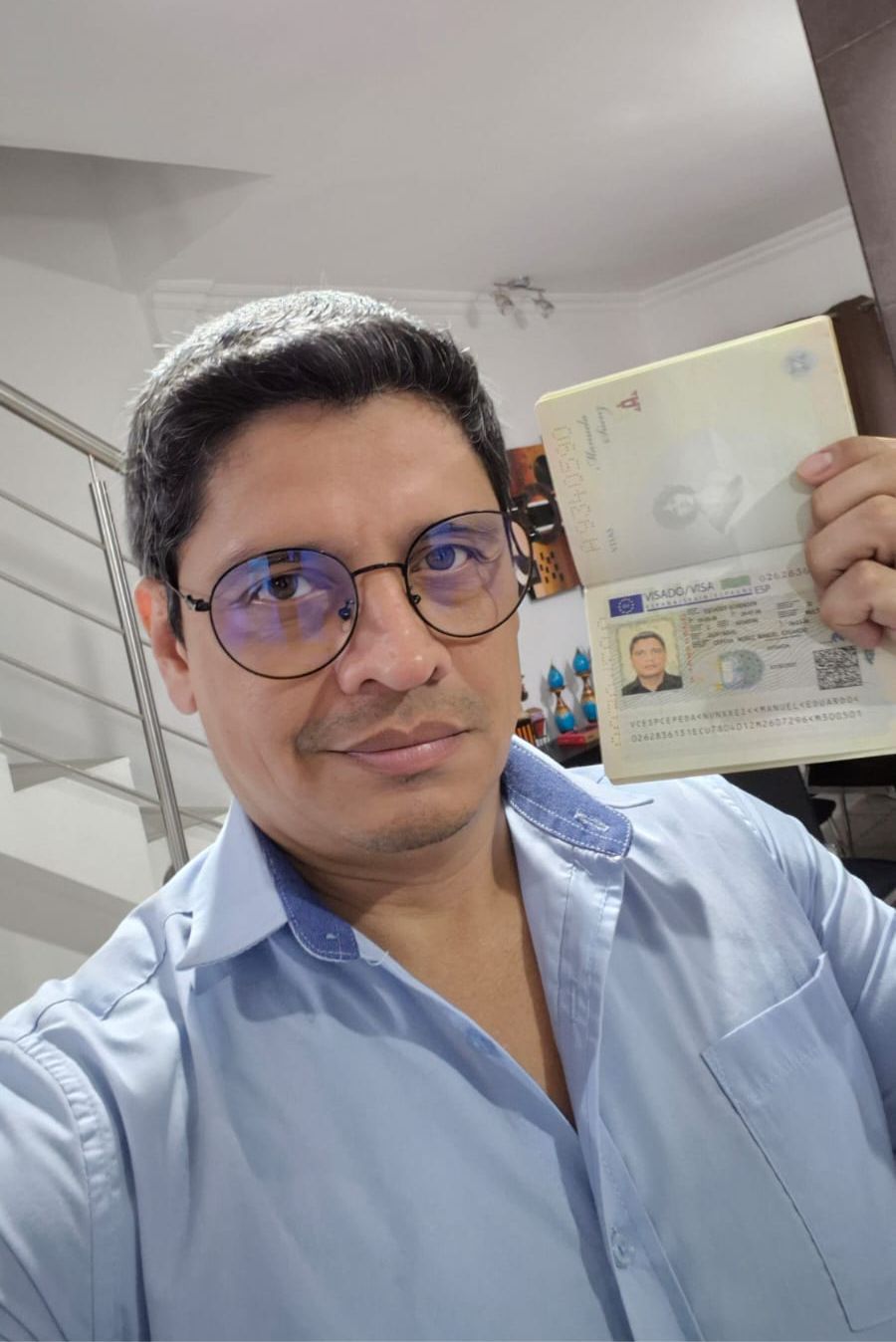 Cliente de Visas IDV con su visa aprobada