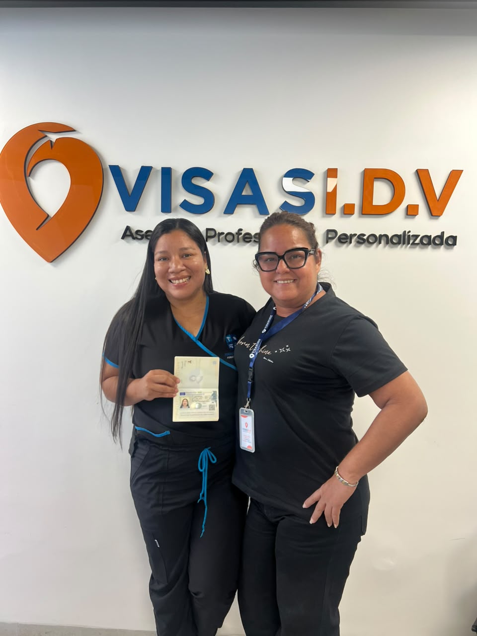 Cliente de Visas IDV con su visa aprobada
