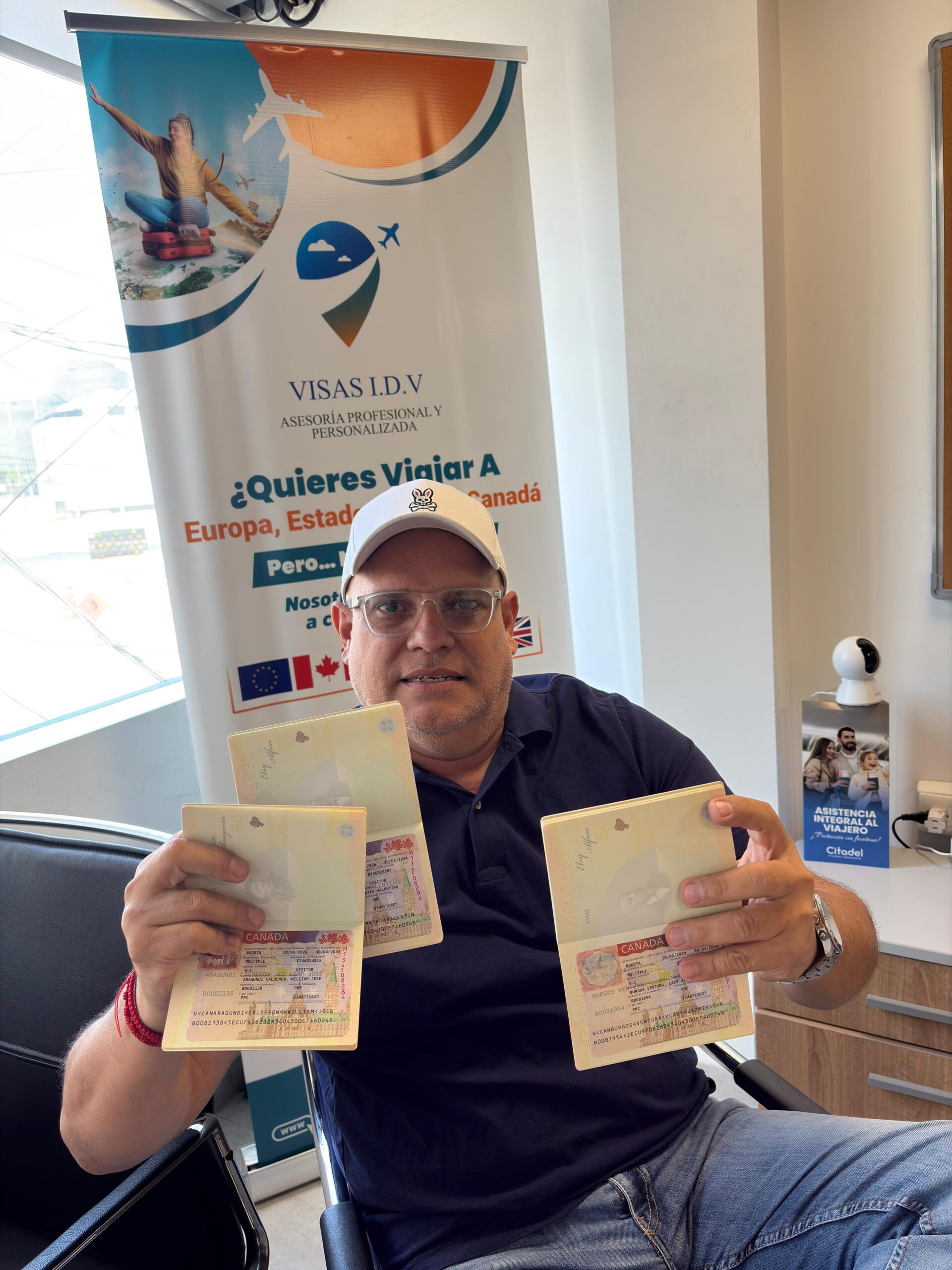 Cliente de Visas IDV con su visa aprobada
