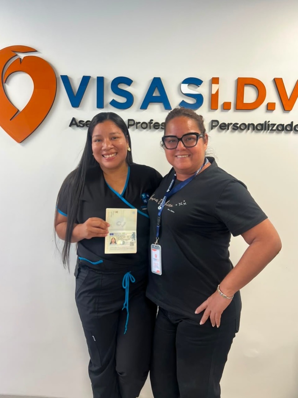 Cliente de Visas IDV con su visa aprobada