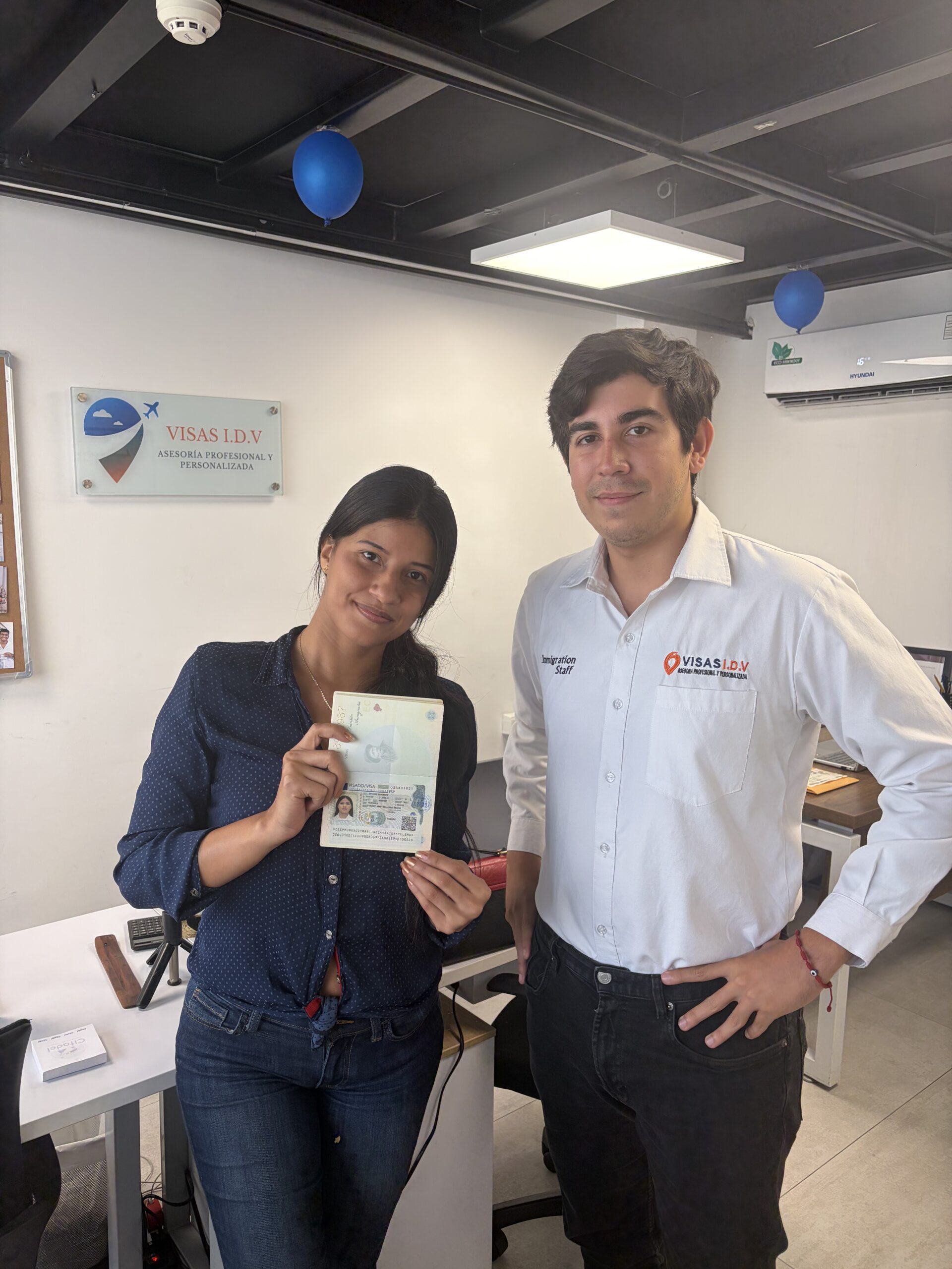 Cliente de Visas IDV con su visa aprobada
