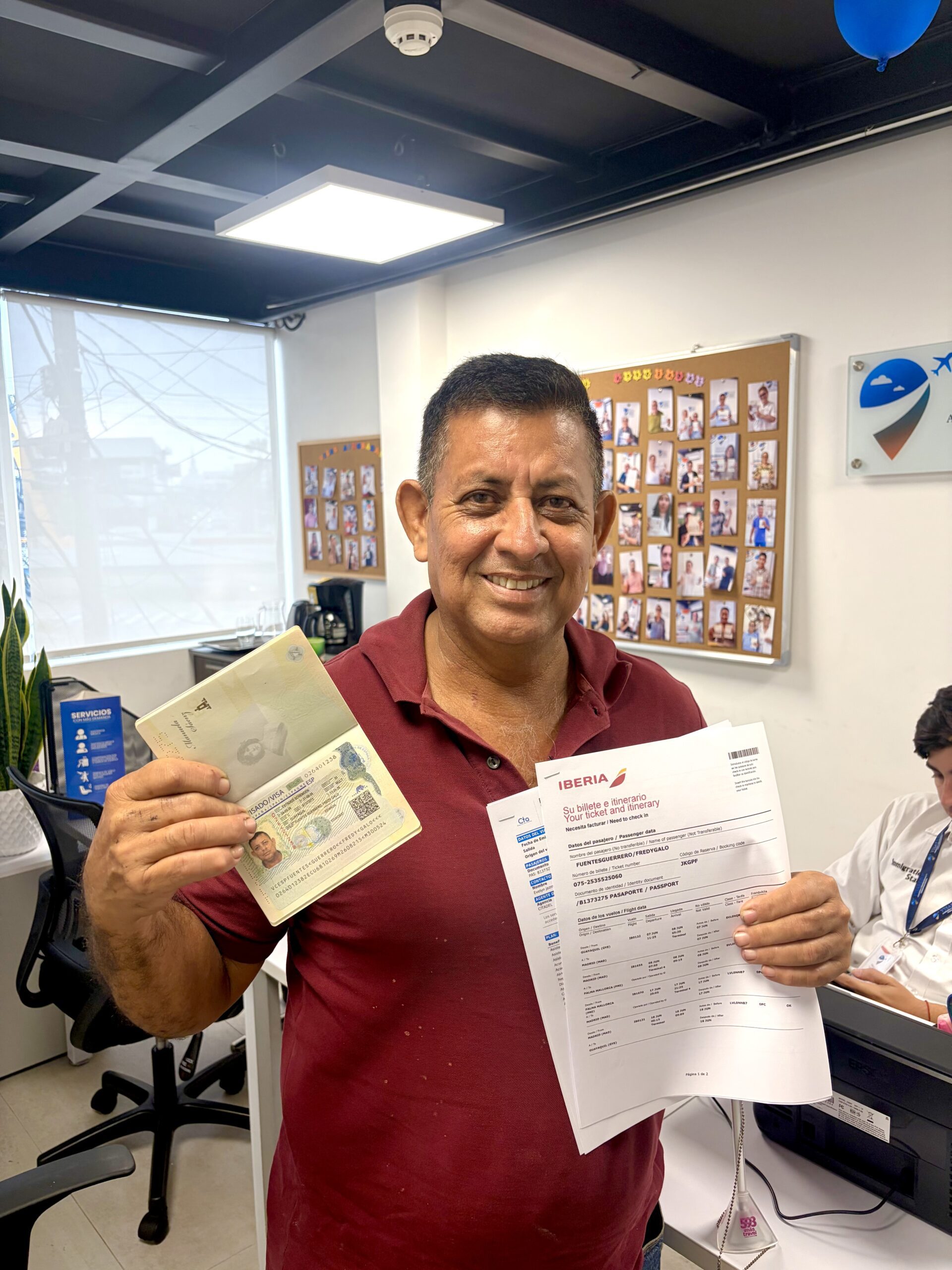 Cliente de Visas IDV con su visa aprobada