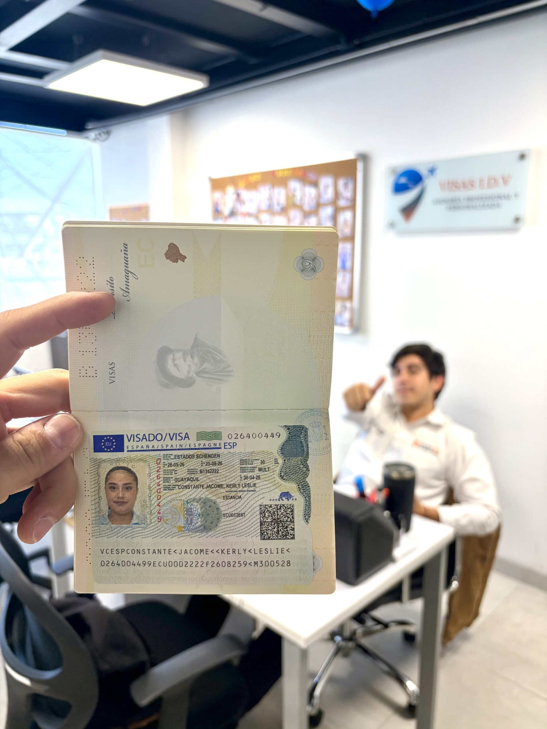 Cliente de Visas IDV con su visa aprobada