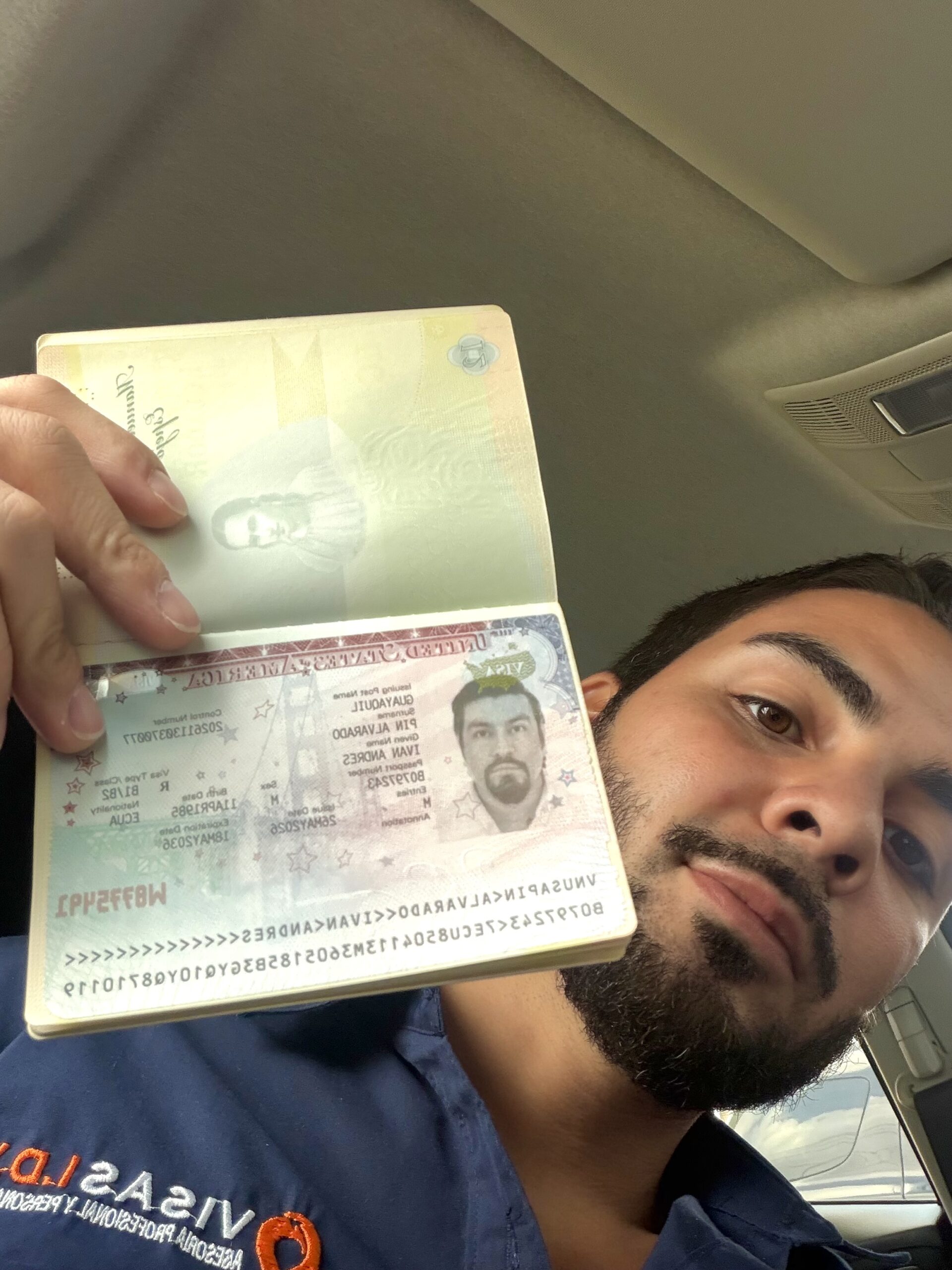 Cliente de Visas IDV con su visa aprobada
