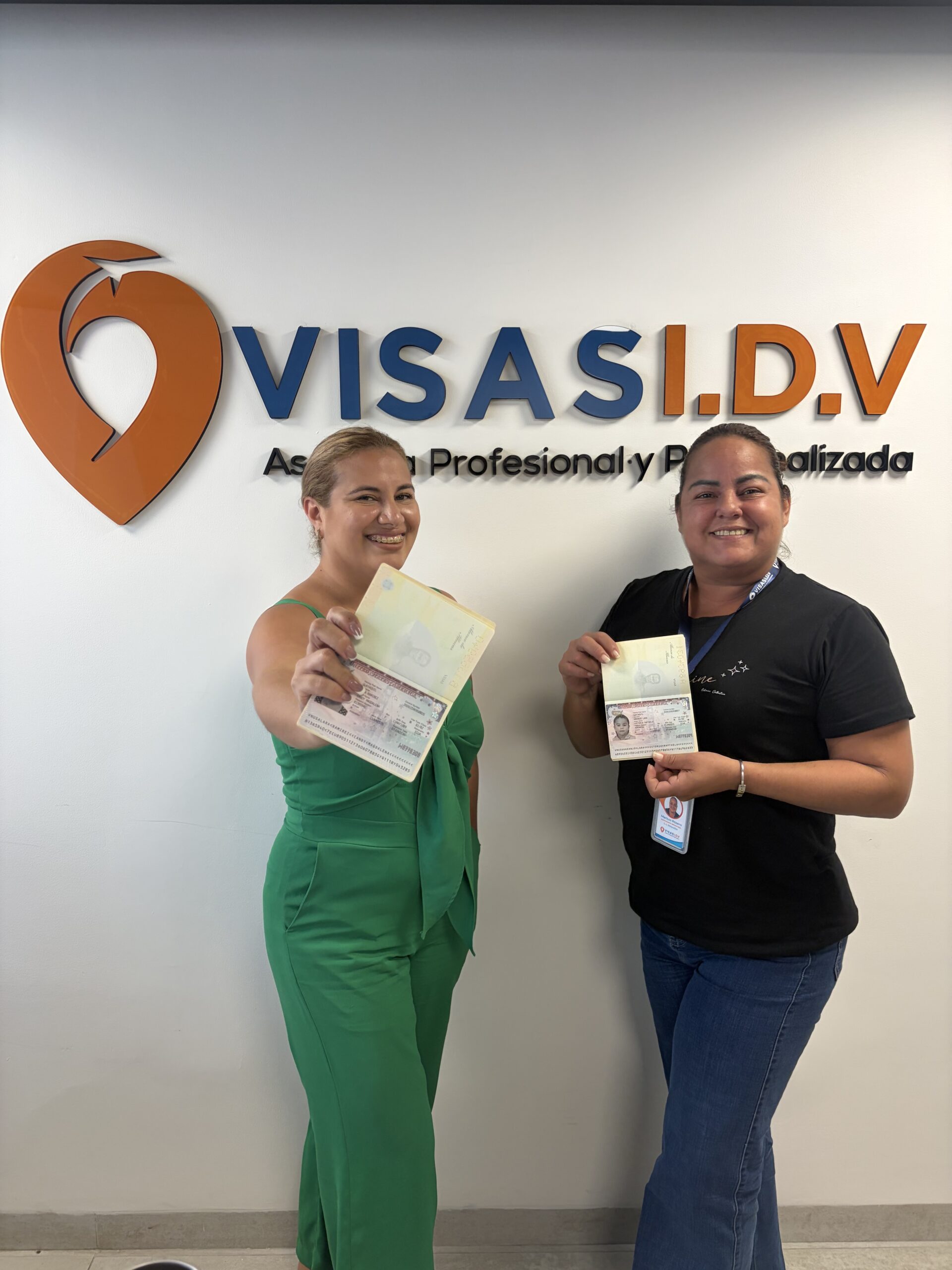 Cliente de Visas IDV con su visa aprobada