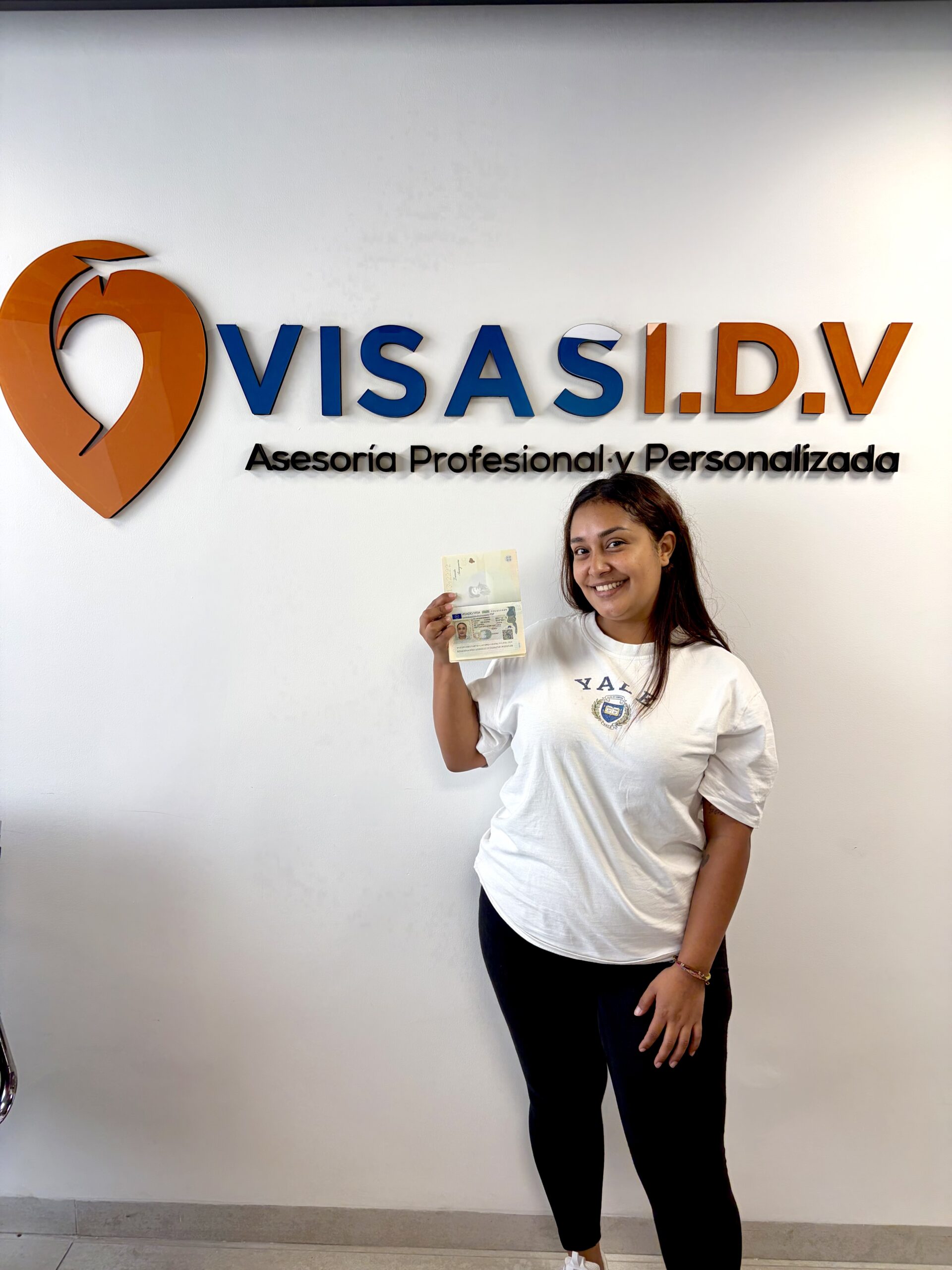 Cliente de Visas IDV con su visa aprobada