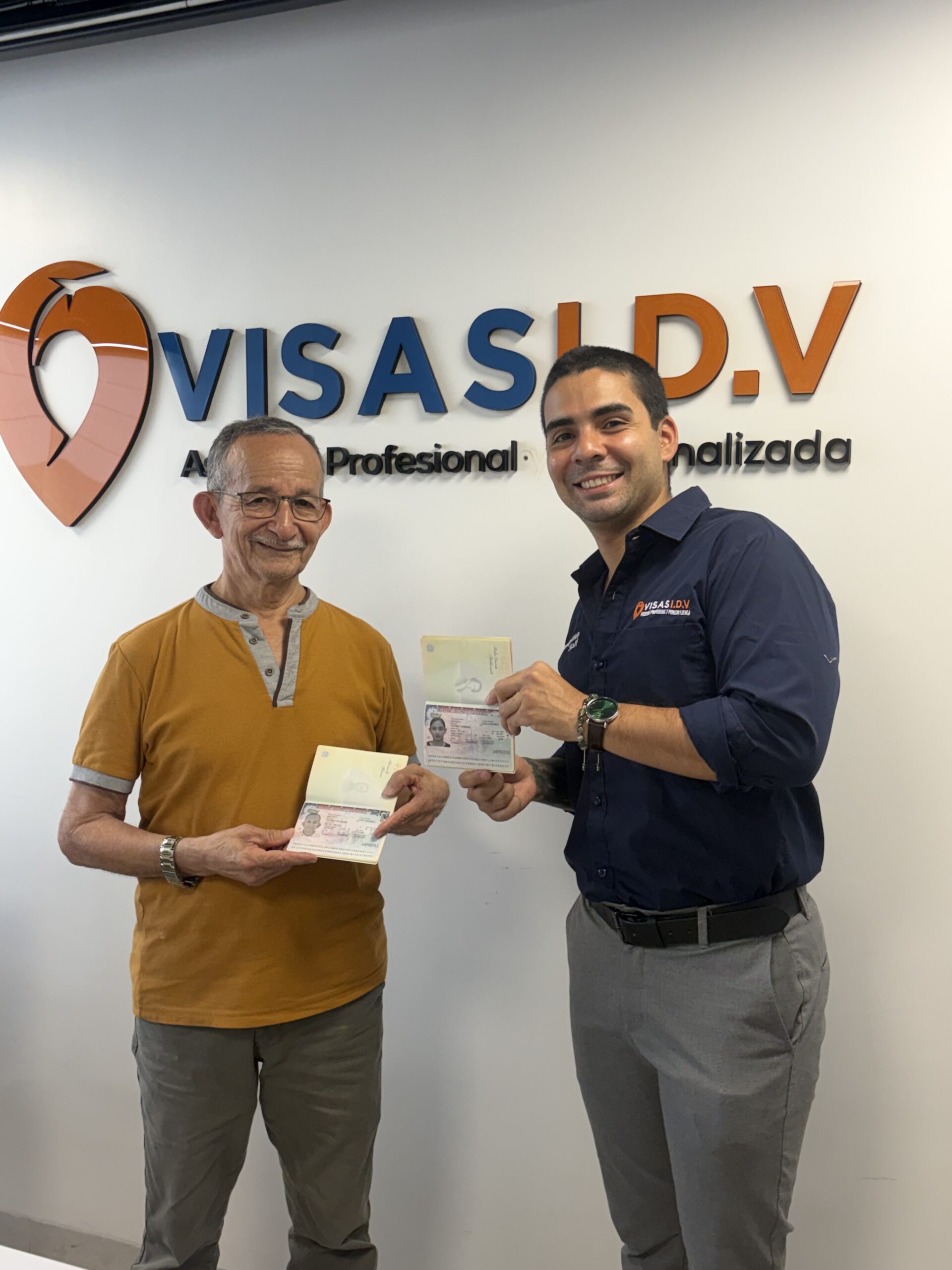 Cliente de Visas IDV con su visa aprobada