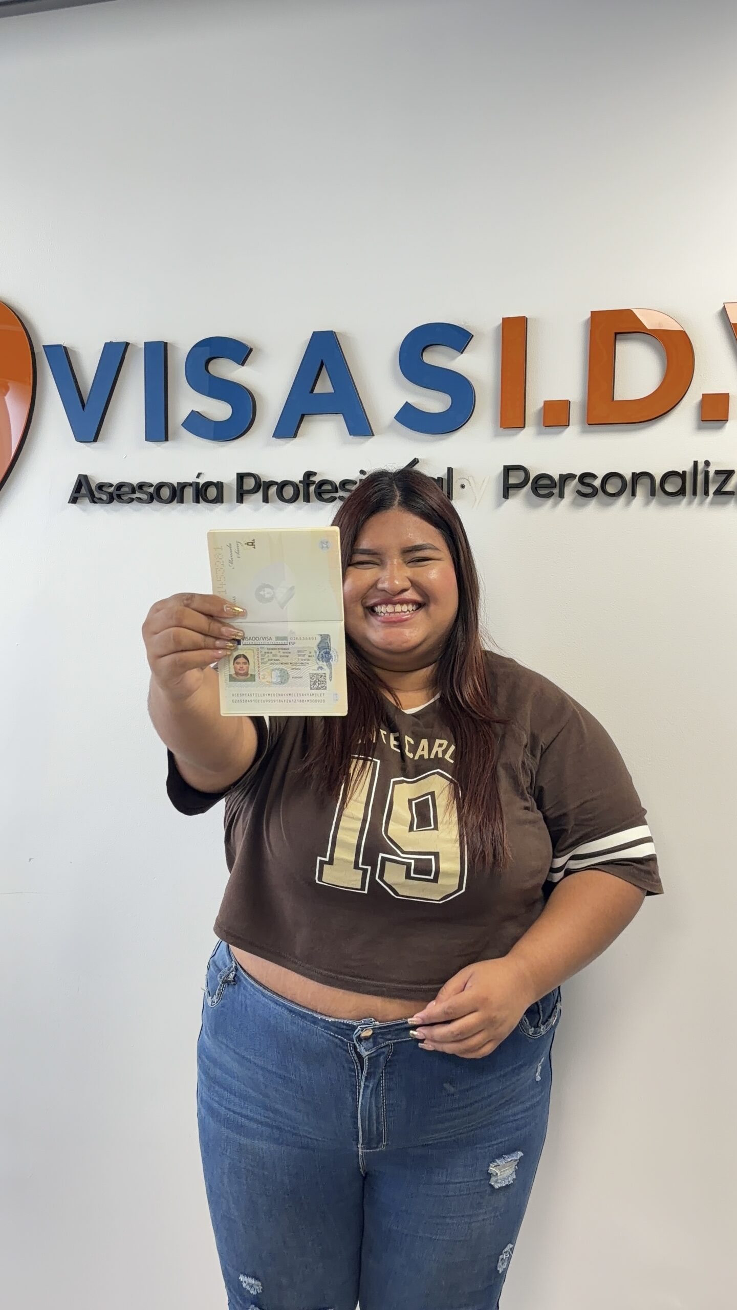 Cliente de Visas IDV con su visa aprobada