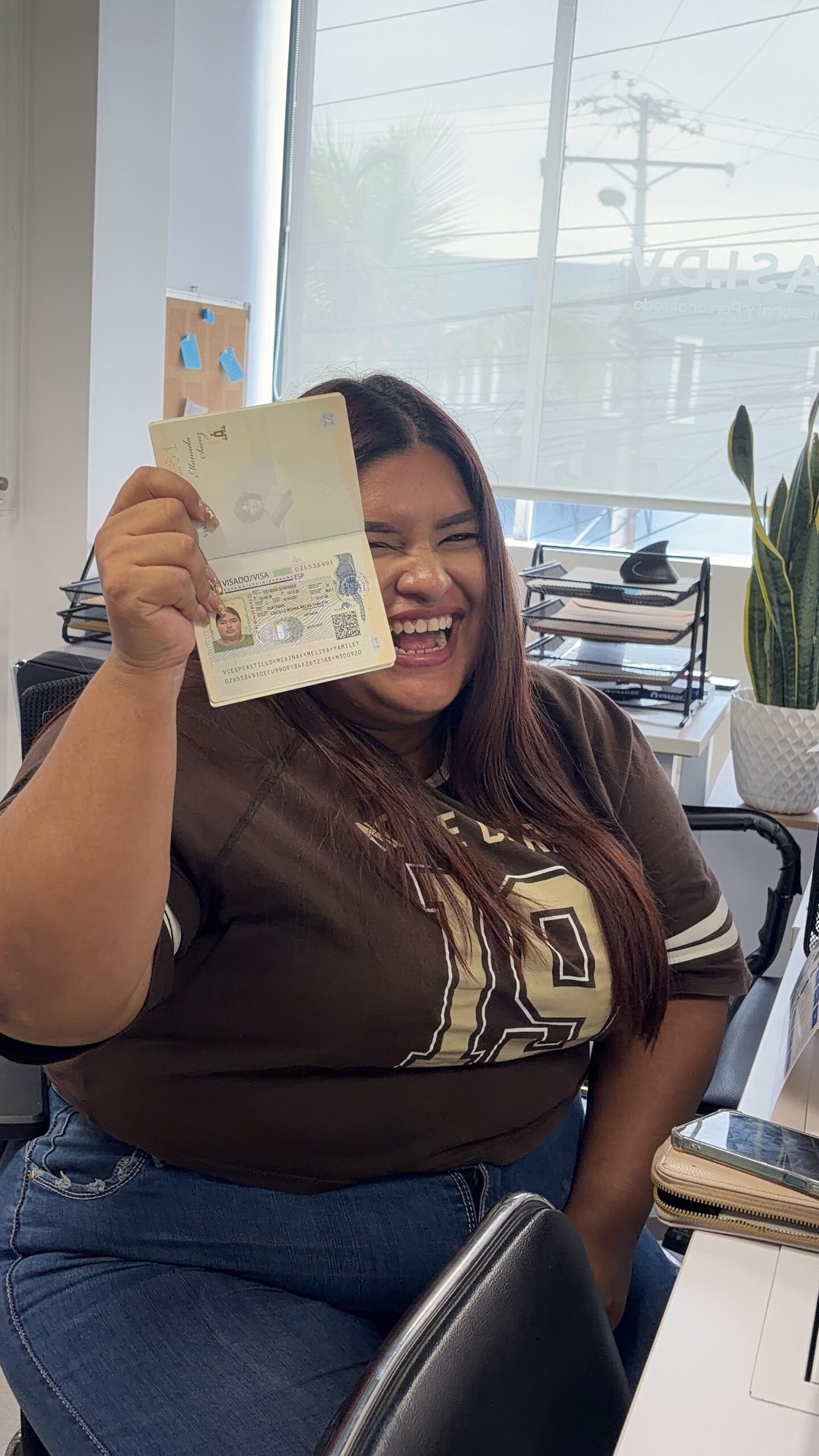 Cliente de Visas IDV con su visa aprobada