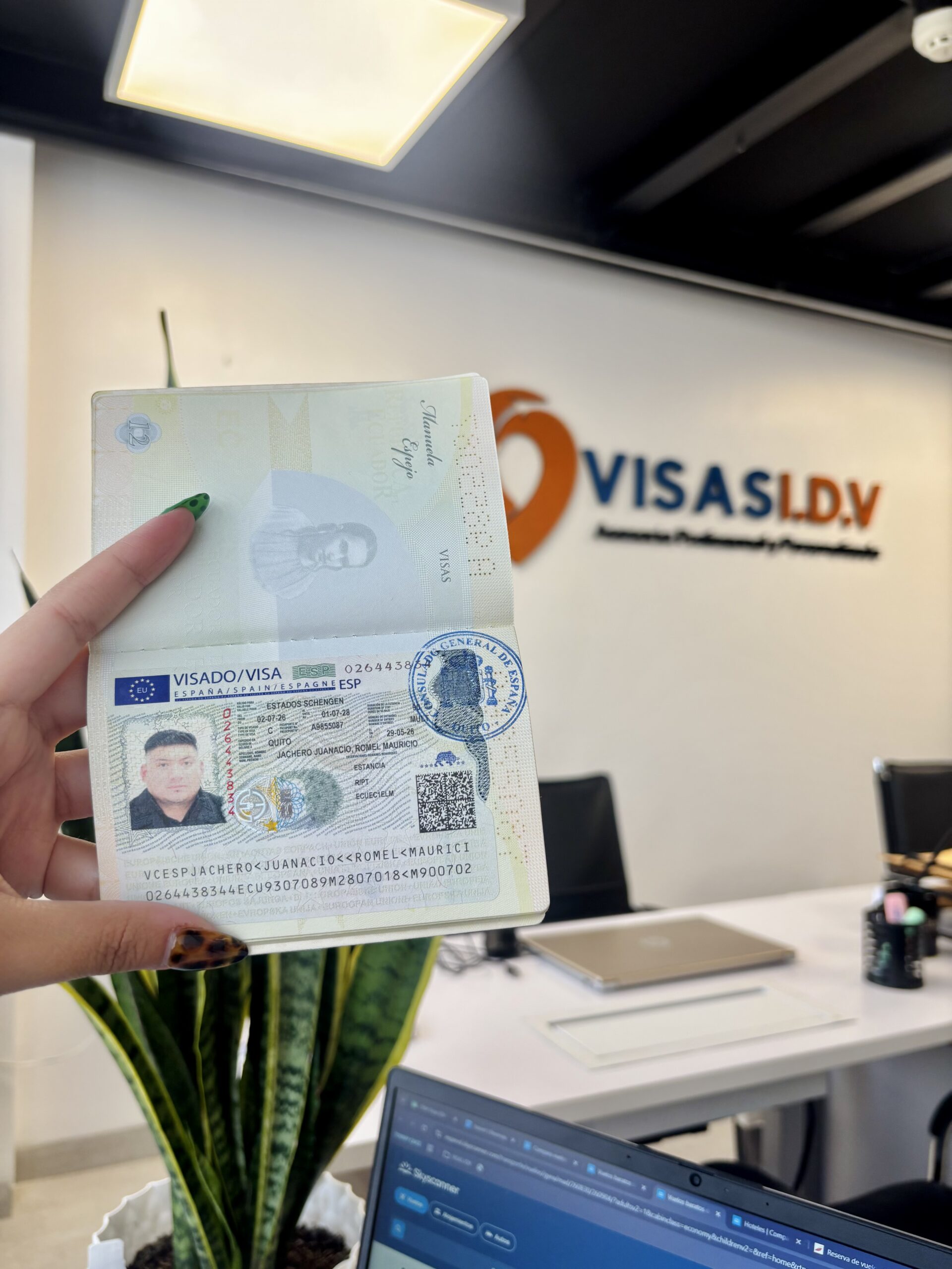Cliente de Visas IDV con su visa aprobada