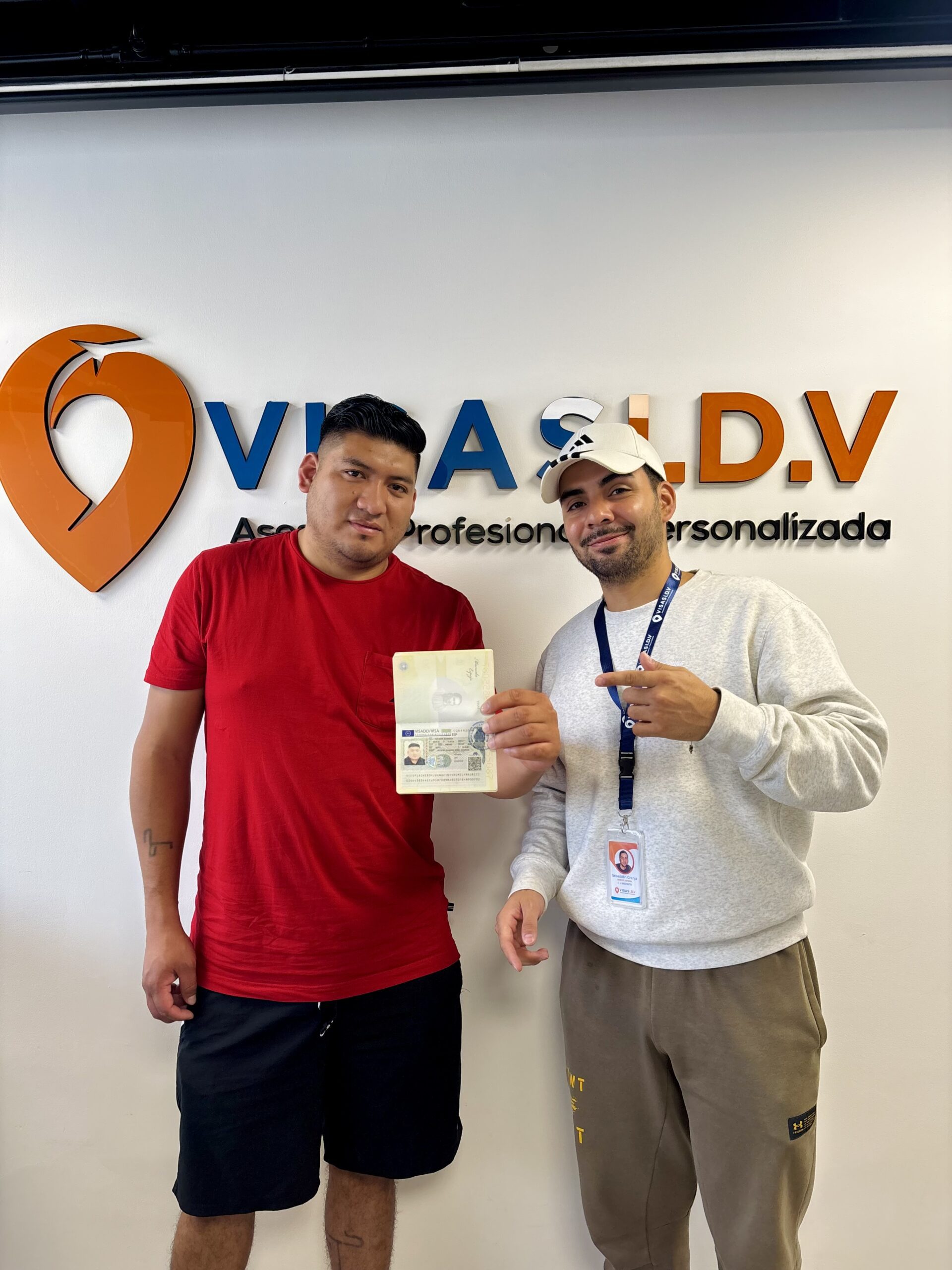 Cliente de Visas IDV con su visa aprobada