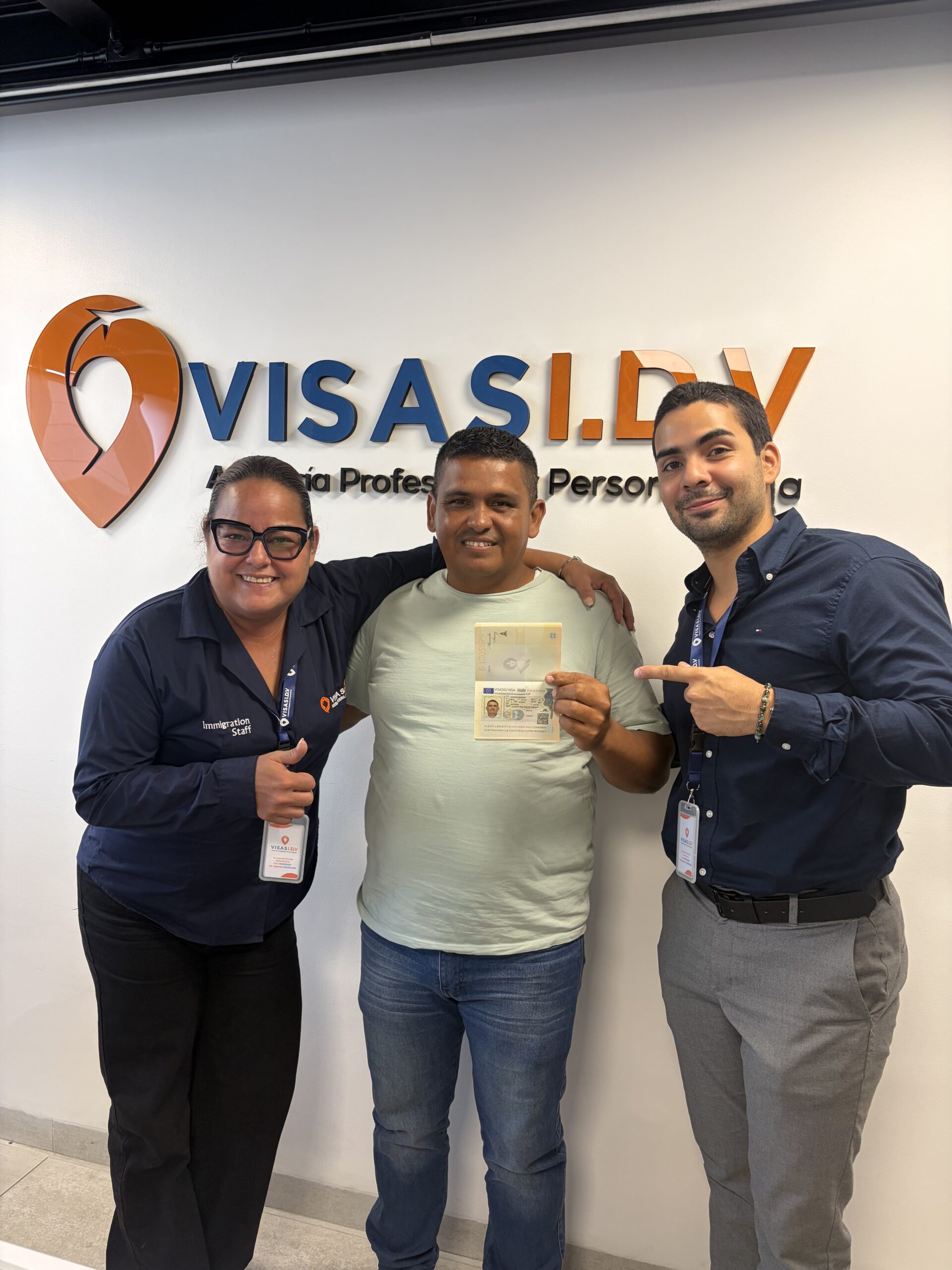 Cliente de Visas IDV con su visa aprobada