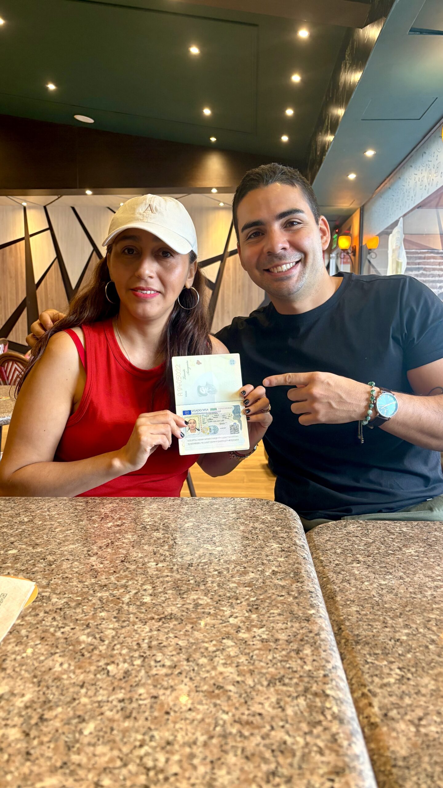 Cliente de Visas IDV con su visa aprobada