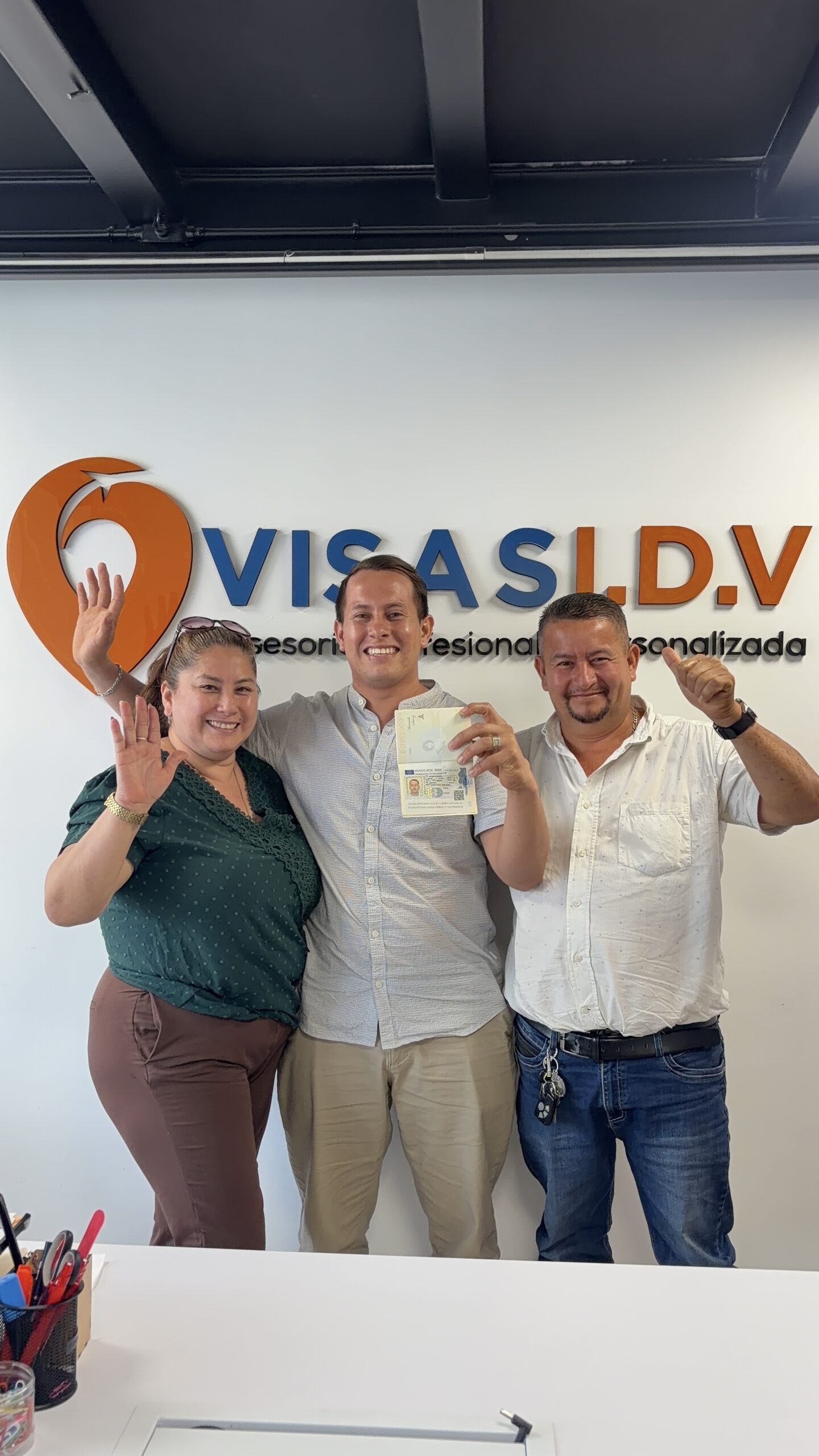 Cliente de Visas IDV con su visa aprobada