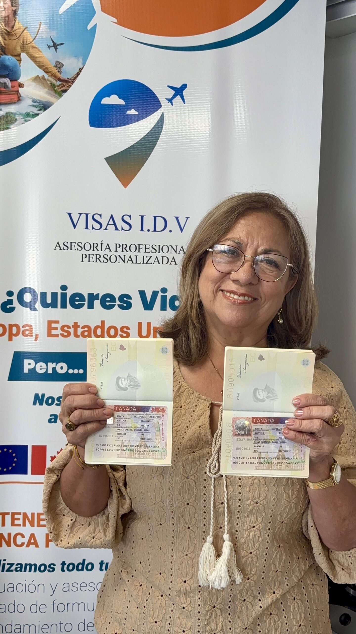 Cliente de Visas IDV con su visa aprobada