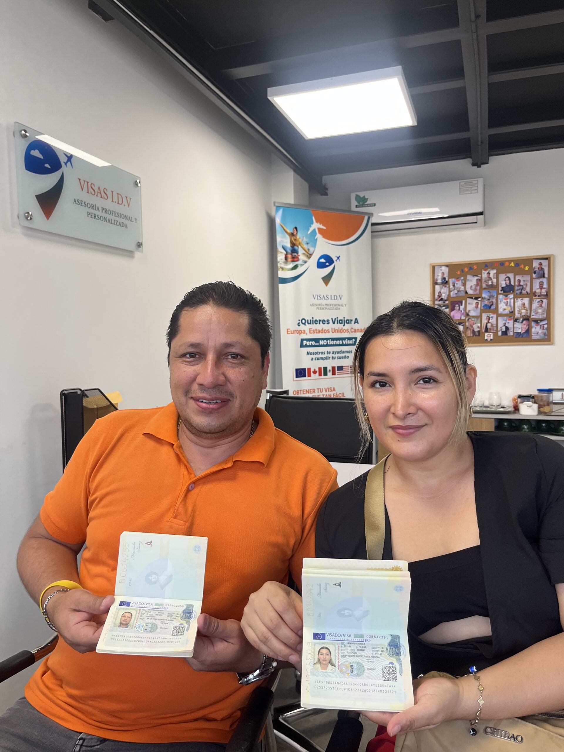 Cliente de Visas IDV con su visa aprobada