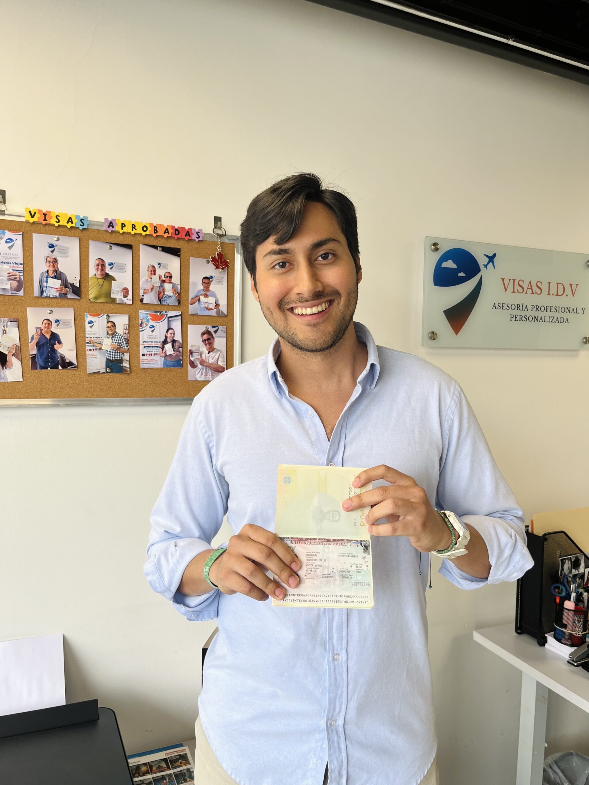 Cliente de Visas IDV con su visa aprobada
