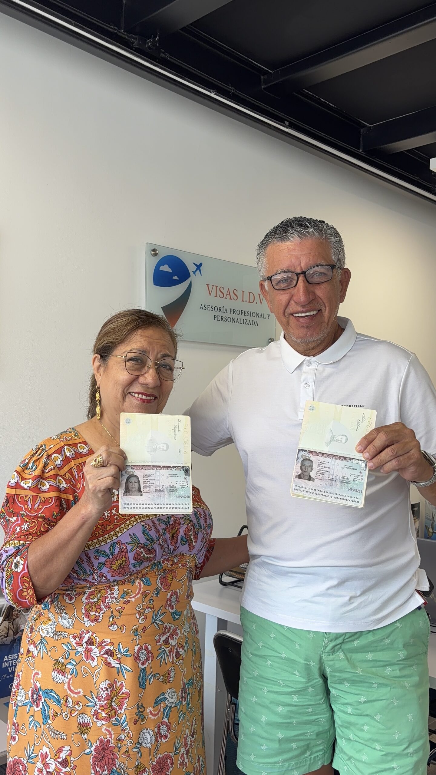 Cliente de Visas IDV con su visa aprobada