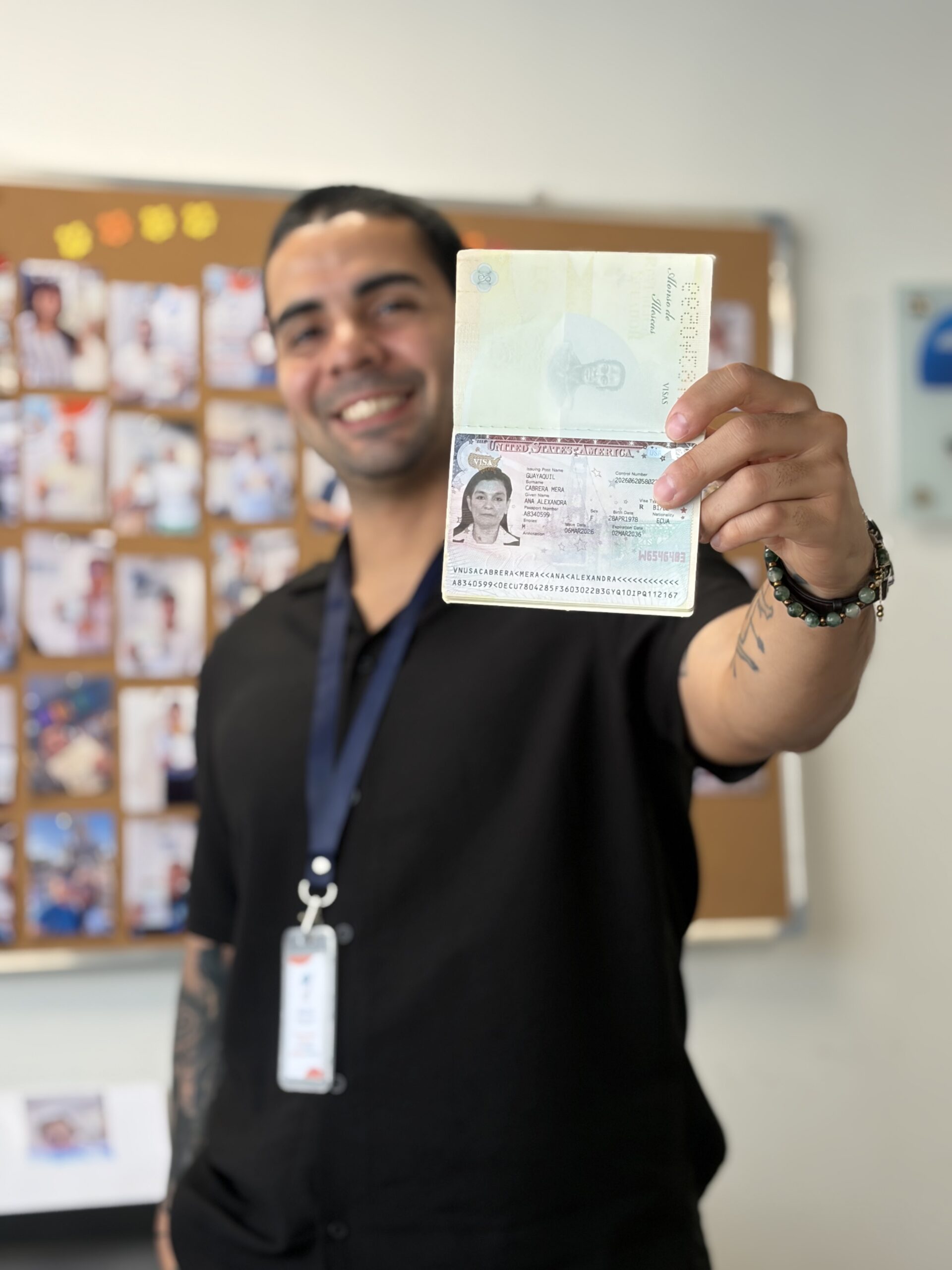 Cliente de Visas IDV con su visa aprobada