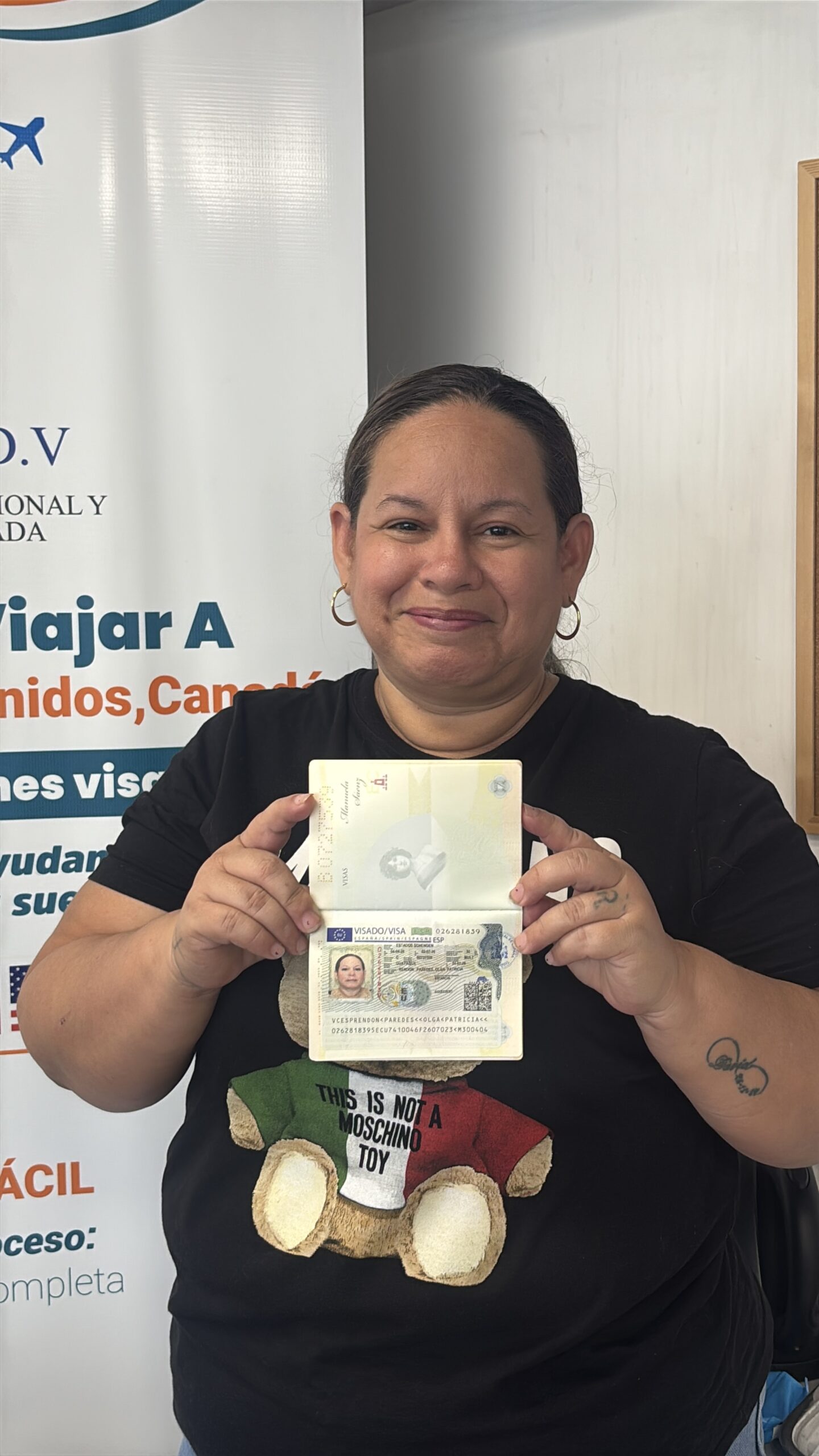 Cliente de Visas IDV con su visa aprobada