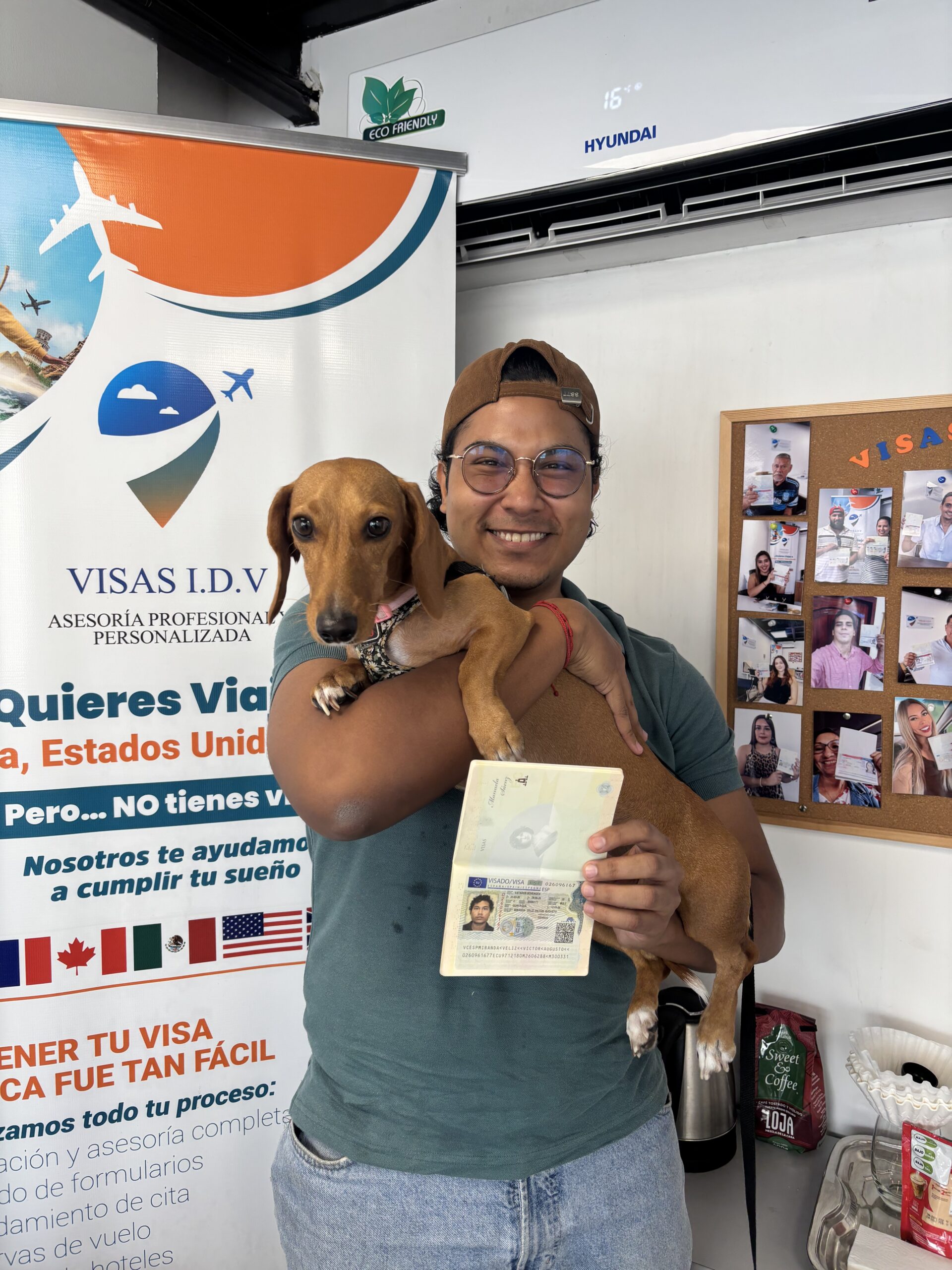 Cliente de Visas IDV con su visa aprobada