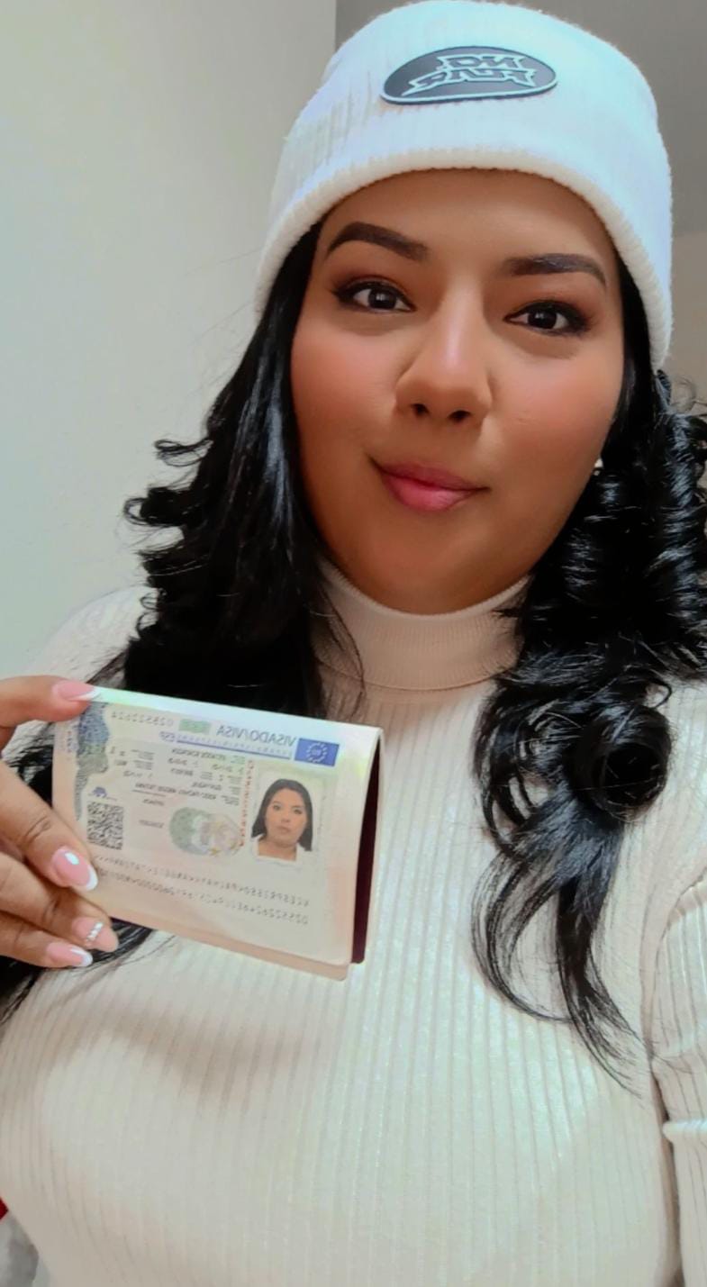 Cliente de Visas IDV con su visa aprobada