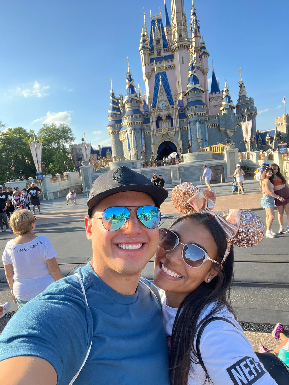 Jose y Johana en Disney con su visa aprobada
