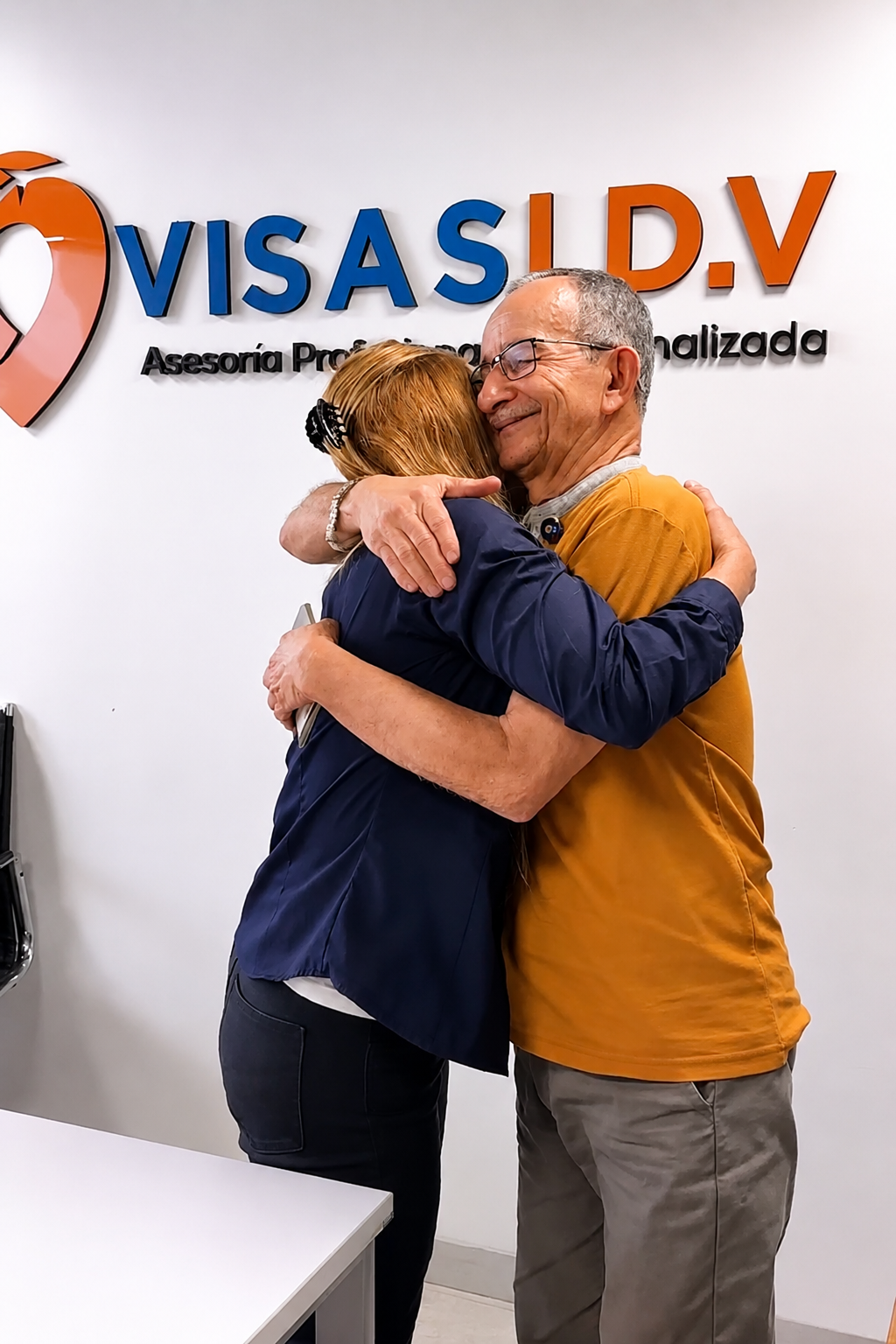 Don Héctor celebrando su visa aprobada a Estados Unidos