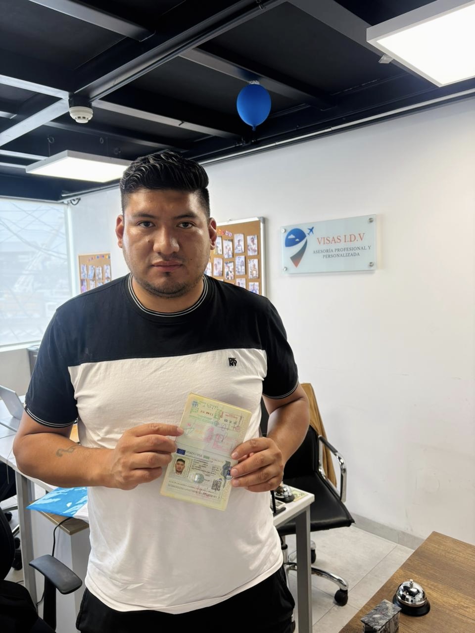 Mauricio con su primera visa aprobada en 2024