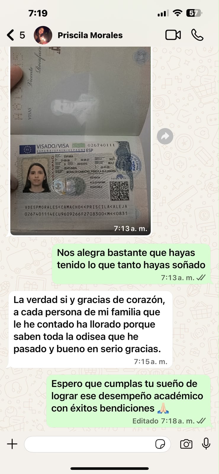 Priscila mostrando su visa aprobada por chat
